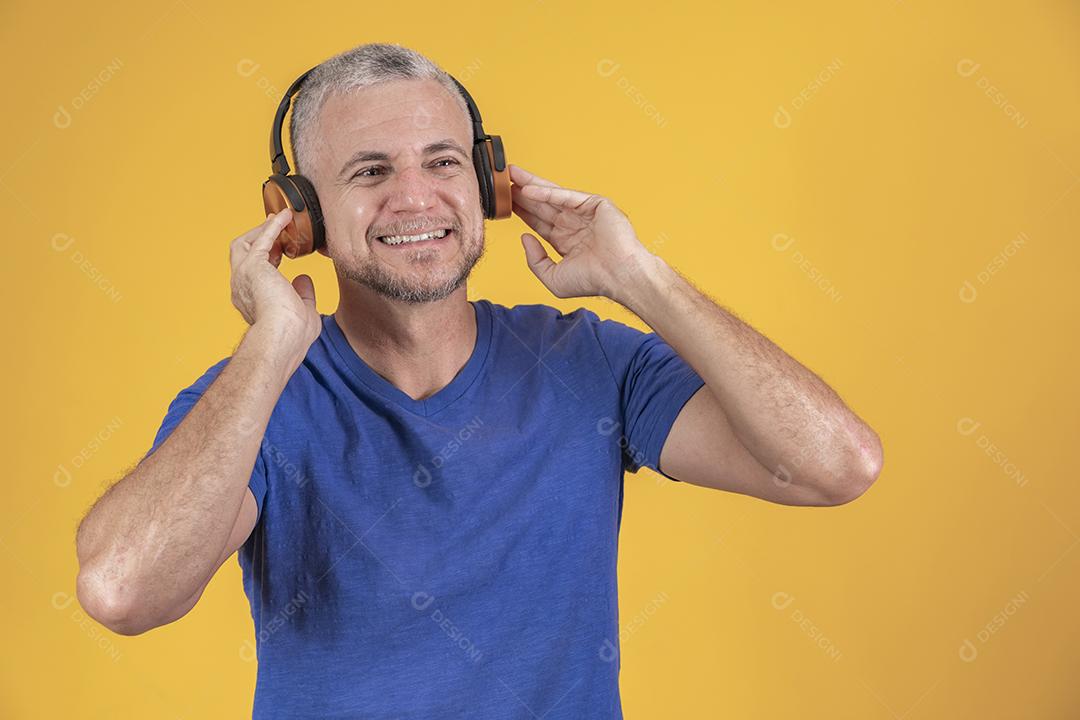 Homem de meia idade ouvindo músicas em fones de ouvido