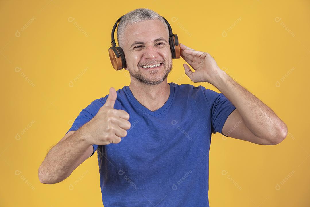 Homem de meia idade ouvindo músicas em fones de ouvido