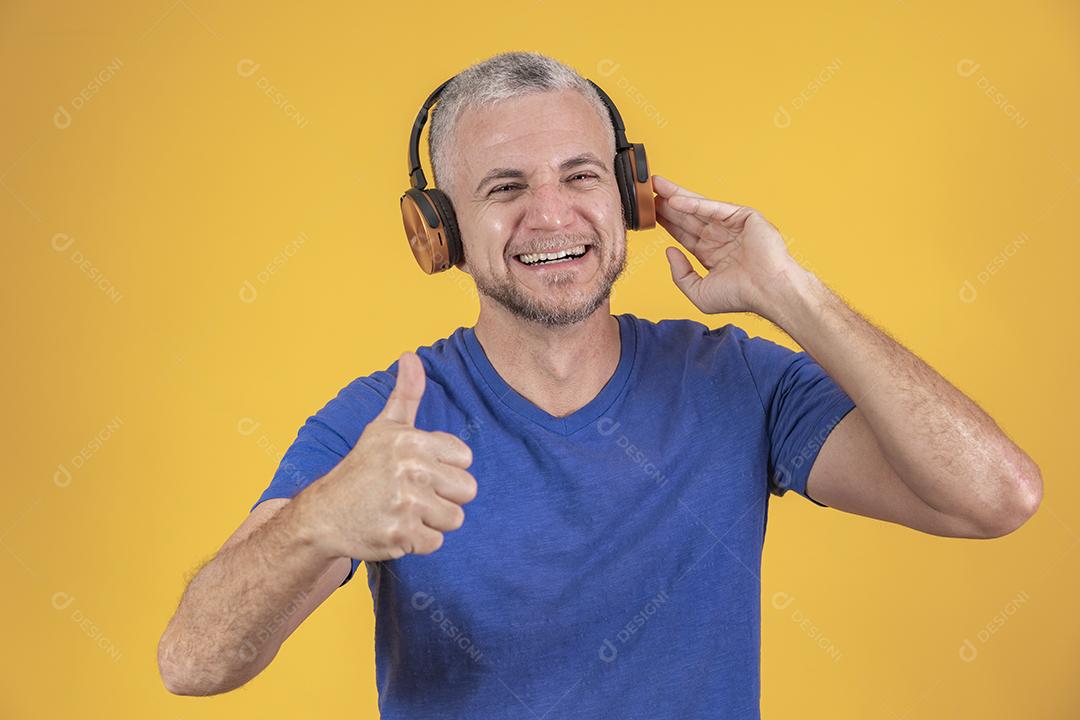 Homem de meia idade ouvindo músicas em fones de ouvido