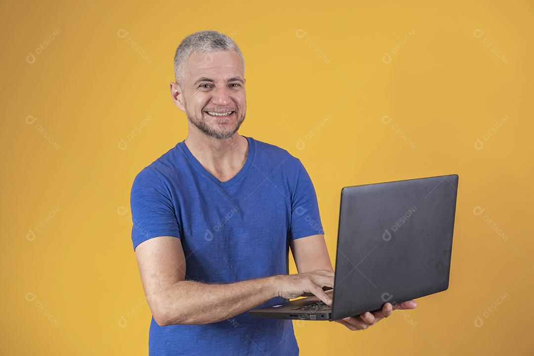 Homem de meia idade bonito segurando um laptop