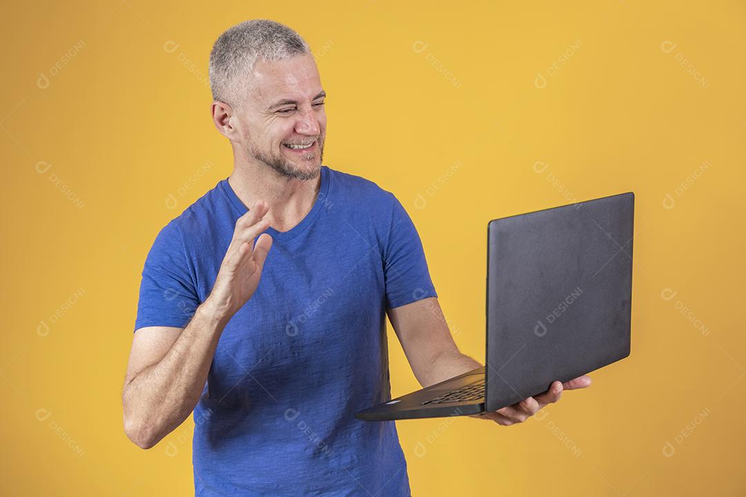 Homem de meia idade bonito segurando um laptop