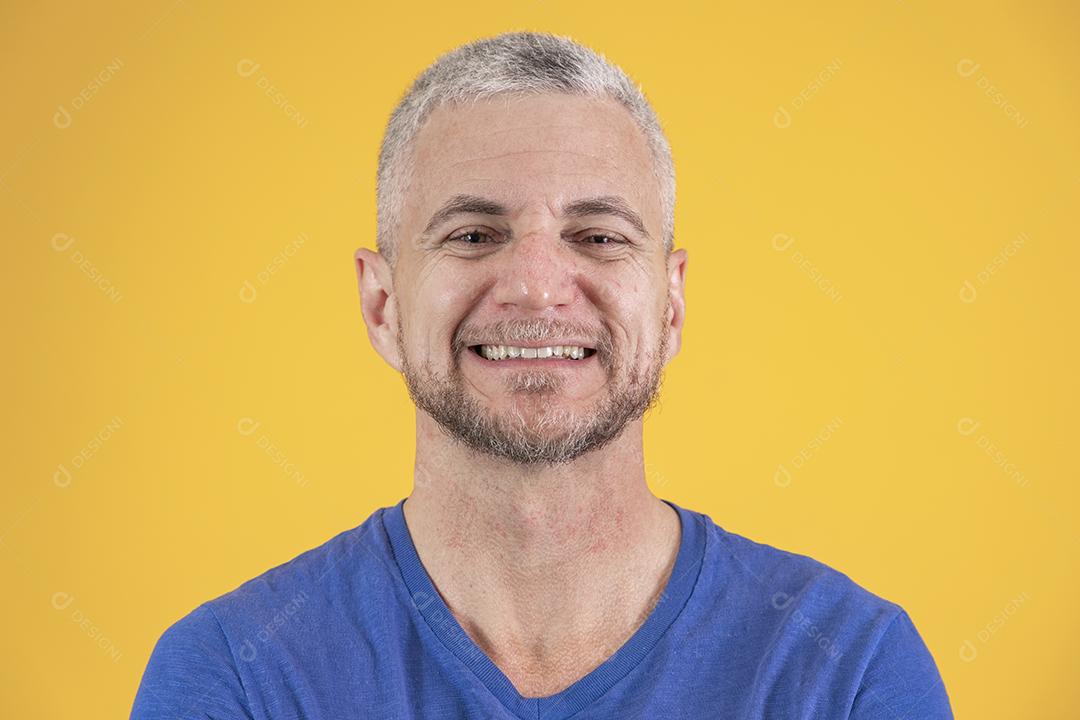 Homem de meia idade sorrindo