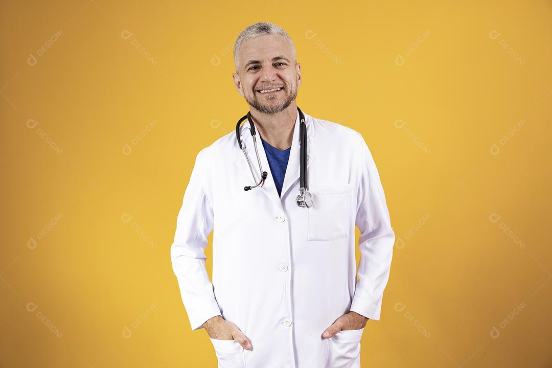 Homem de meia idade sorrindo