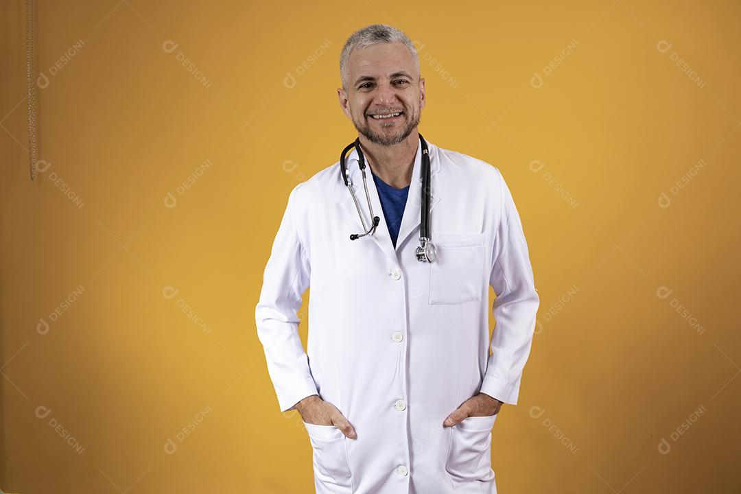 Homem de meia idade sorrindo