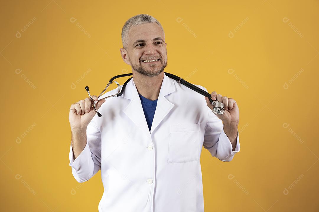 Homem de meia idade sorrindo