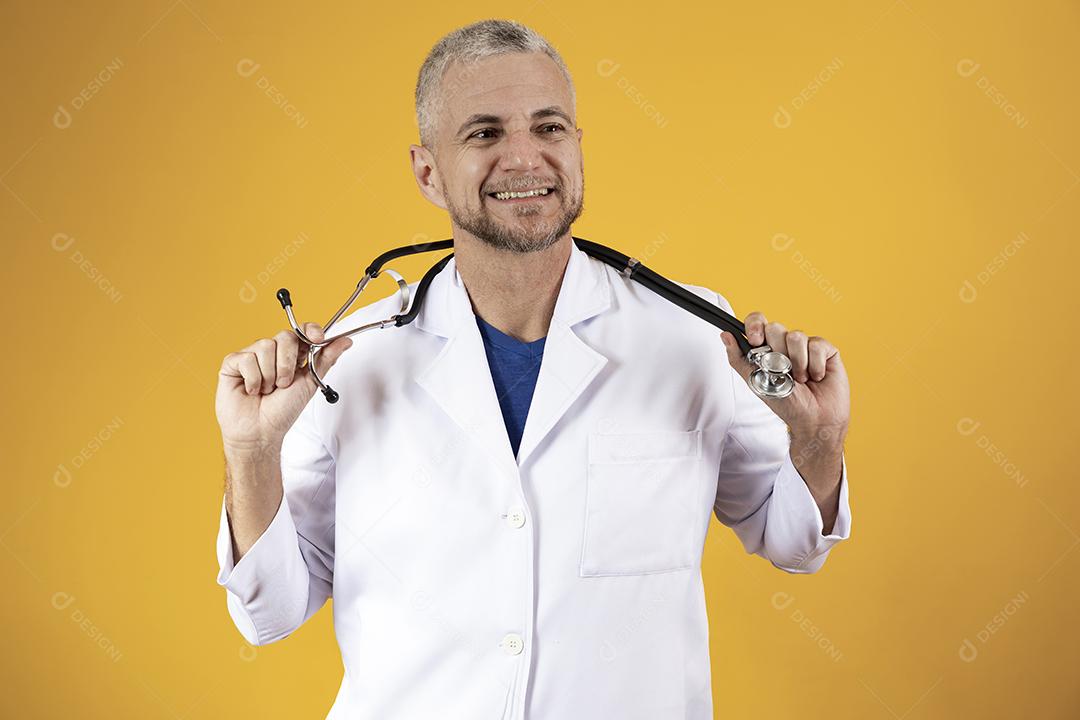 Homem de meia idade sorrindo