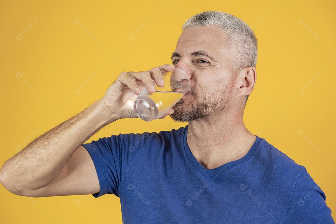 Homem de meia idade bebendo água