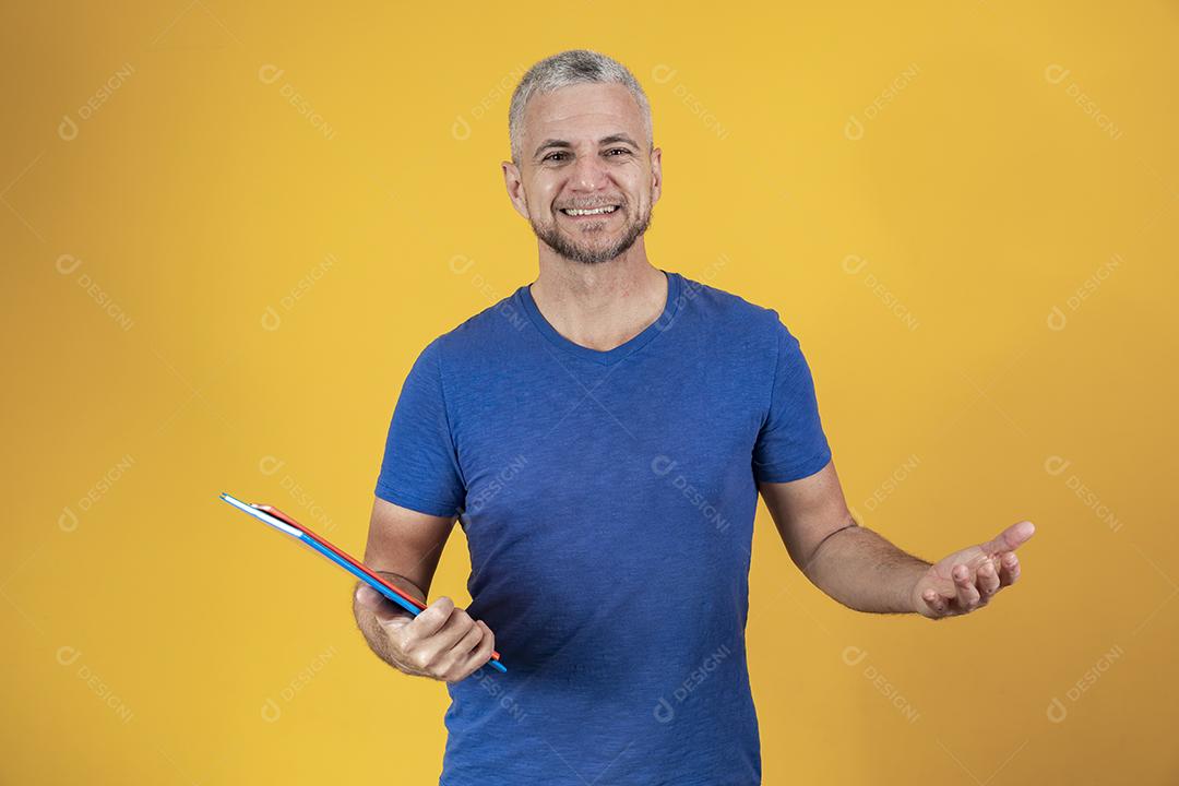 Homem de meia idade estudando com cadernos na mão