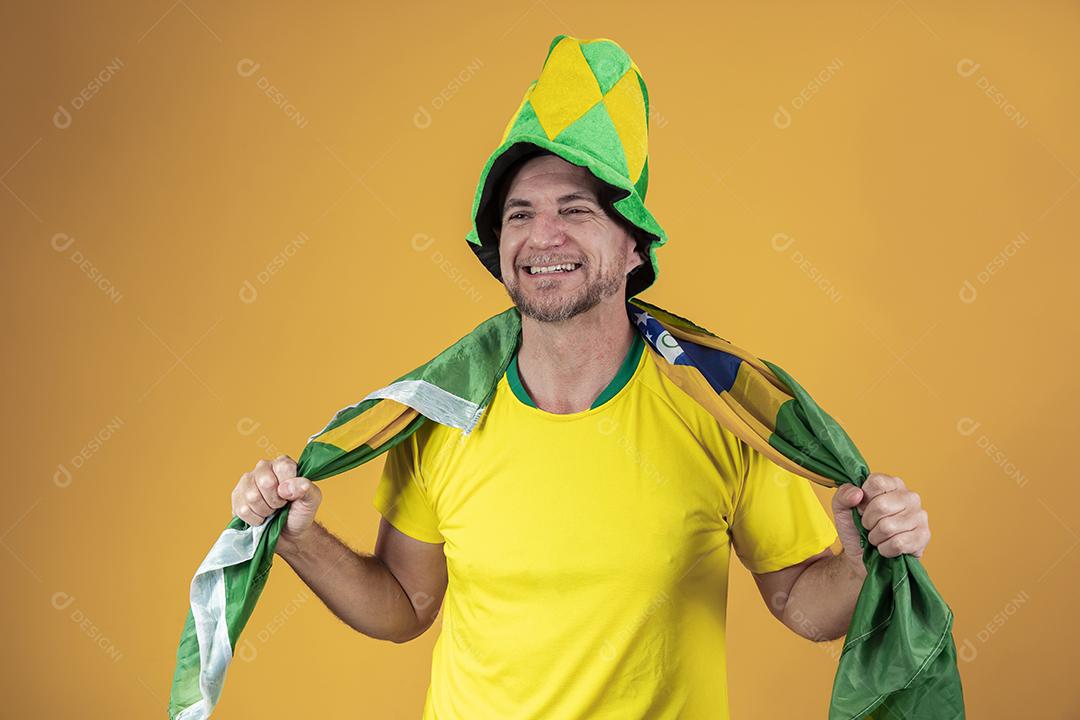 Fã brasileiro bonito com uma bandeira nas costas