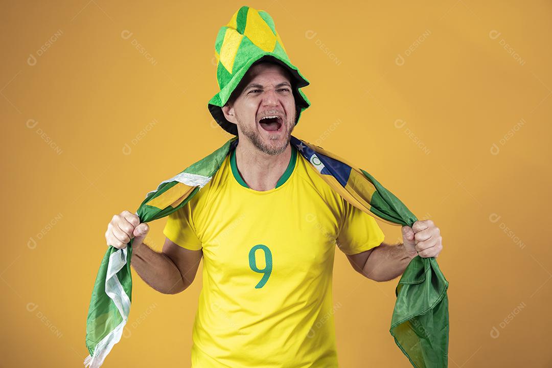 Fã brasileiro bonito com uma bandeira nas costas