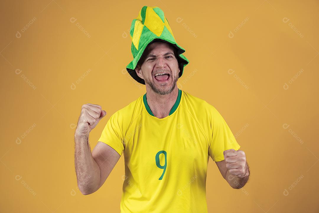Fã brasileiro homem bonito comemorando a vitória