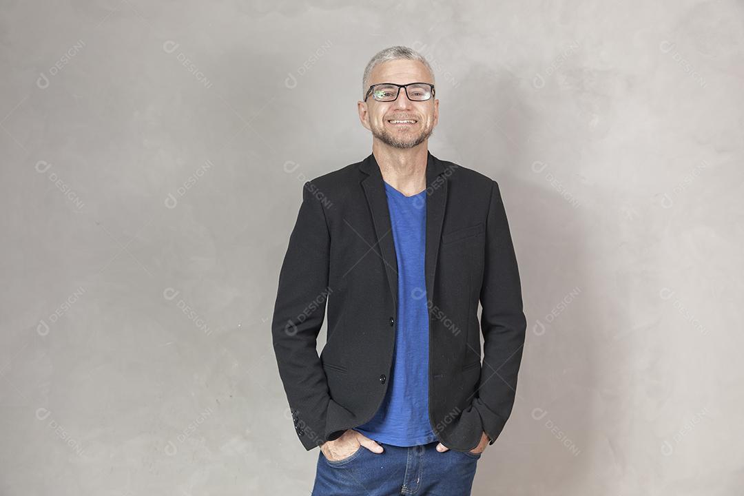 Homem de meia idade com mãos no bolso