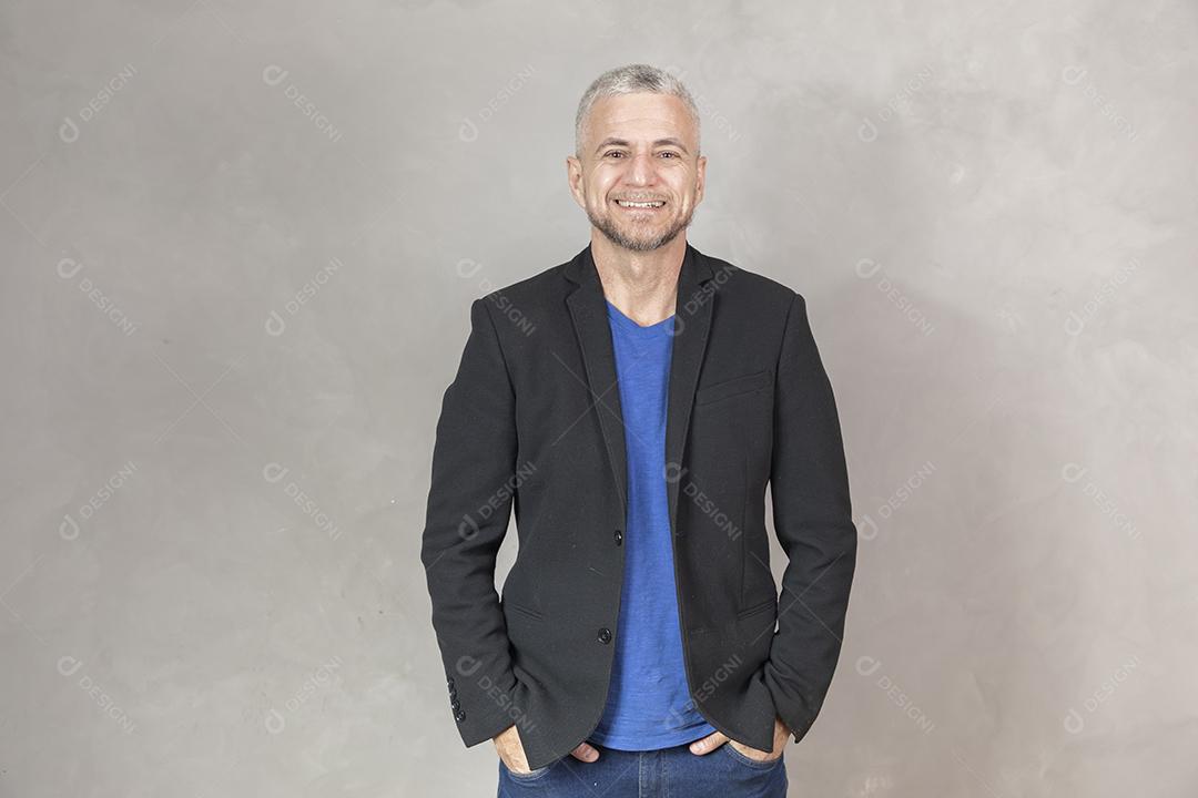 Homem de meia idade com mãos no bolso