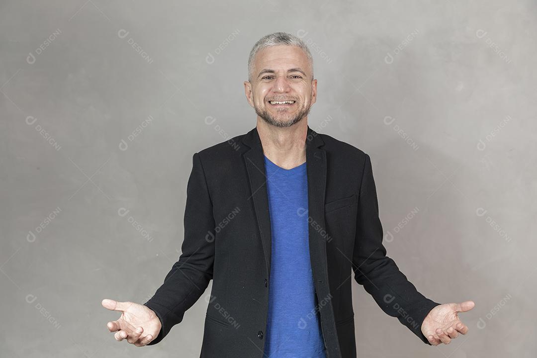 Homem de meia idade sorrindo com braços aberto