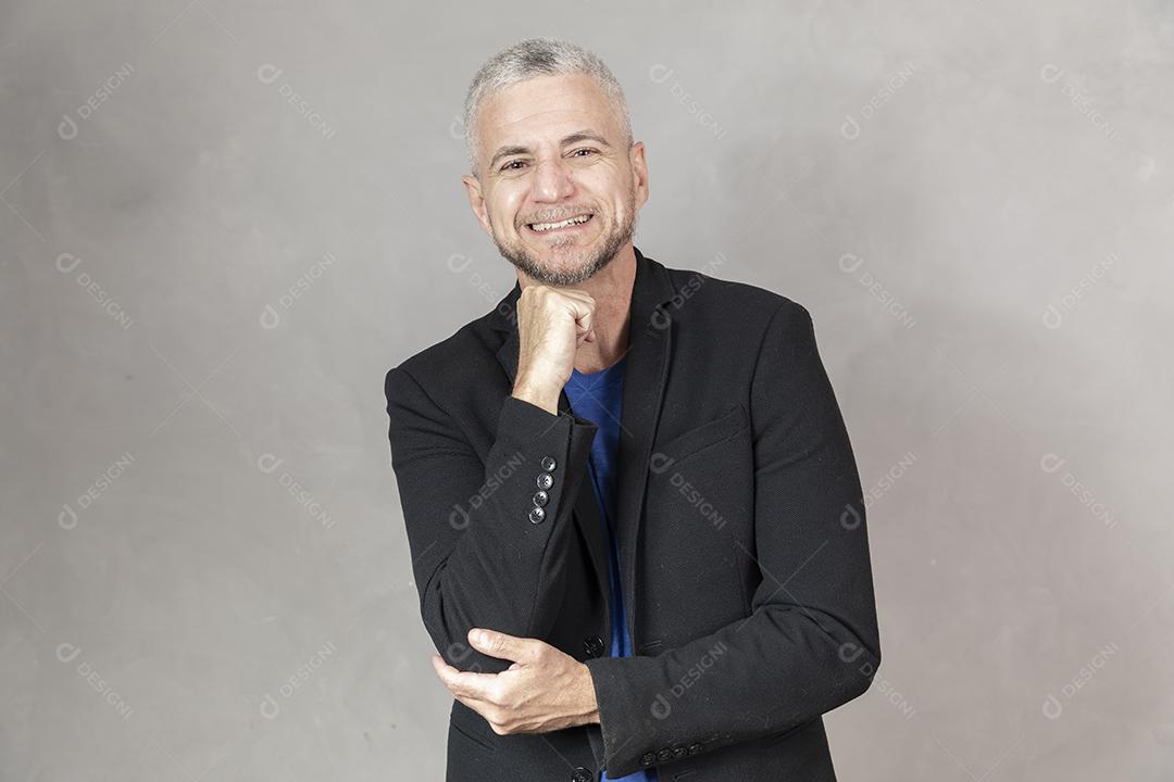 Homem de meia idade sério com mão no queixo