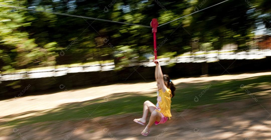 molher em tirolesa livre