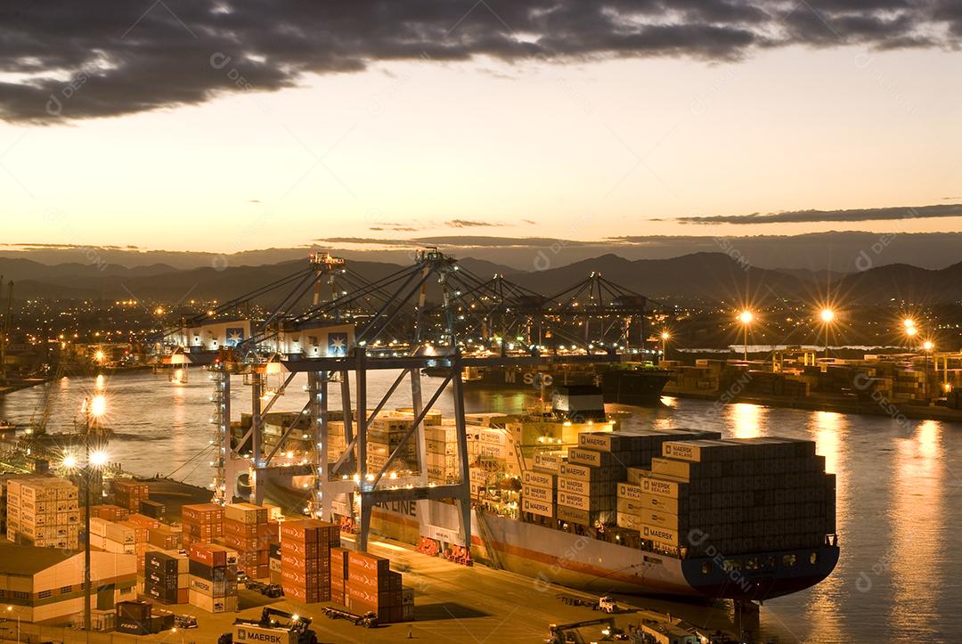 navio de transporte carregado de conteines