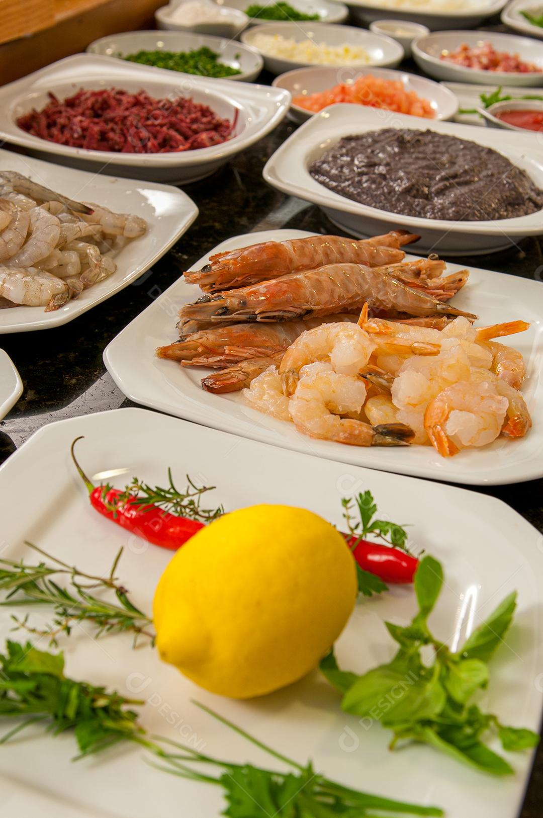 Prato à base de camarão com várias ervas e especiarias