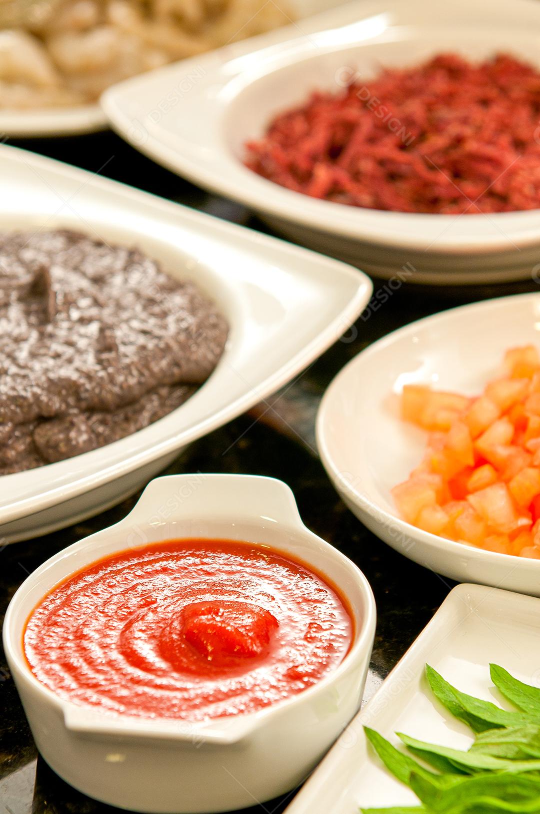 Prato à base de camarão com várias ervas e especiarias