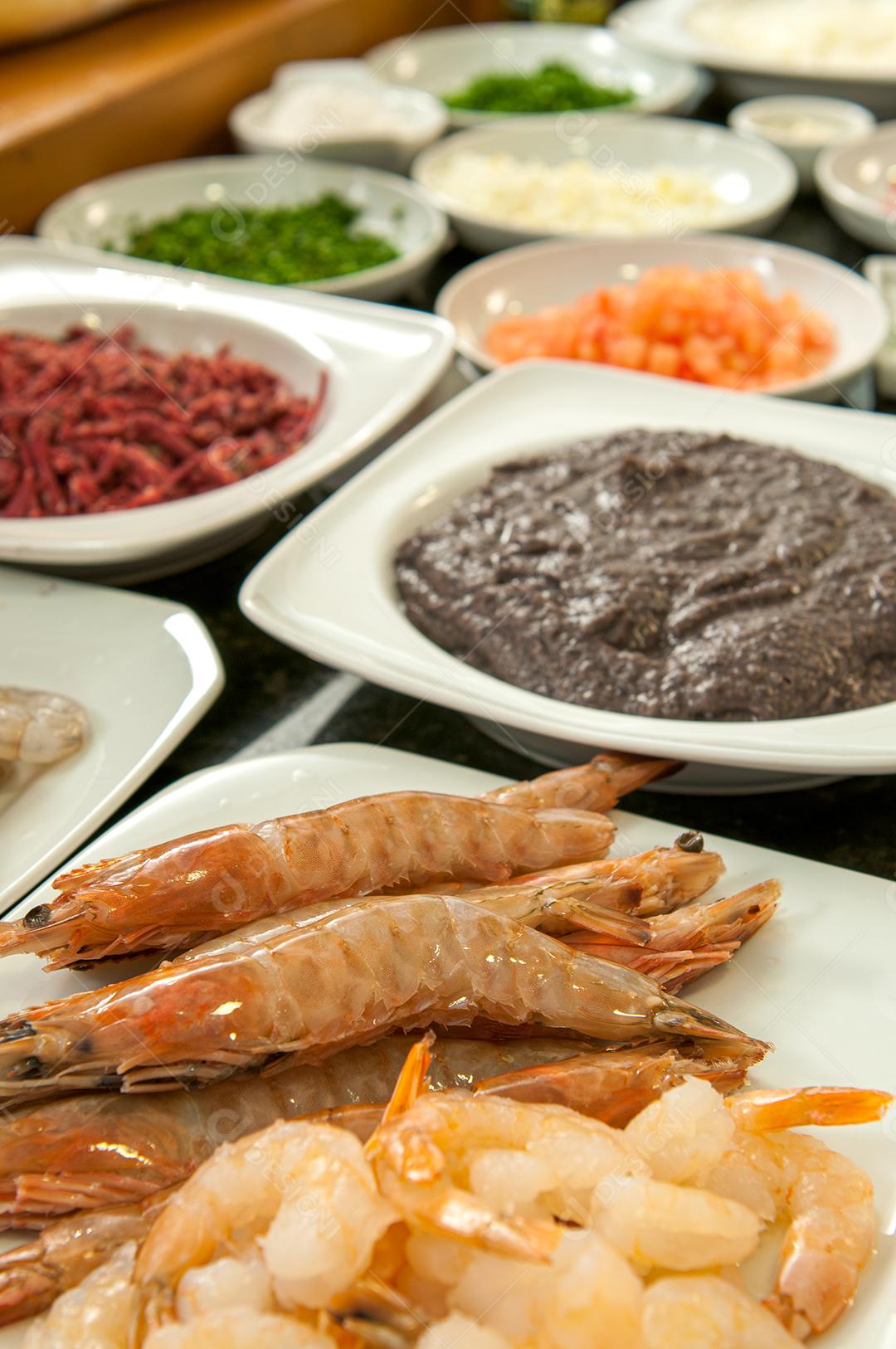 Prato à base de camarão com várias ervas e especiarias