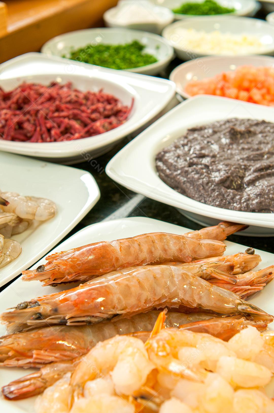 Prato à base de camarão com várias ervas e especiarias