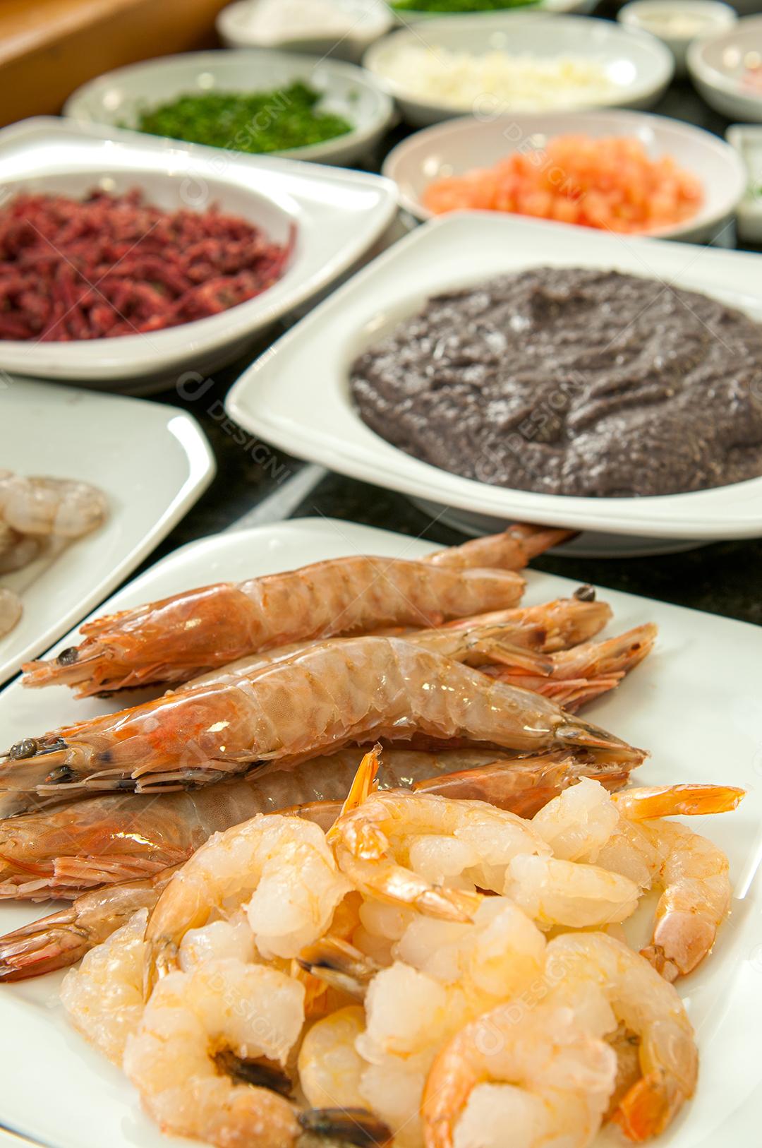 Prato à base de camarão com várias ervas e especiarias