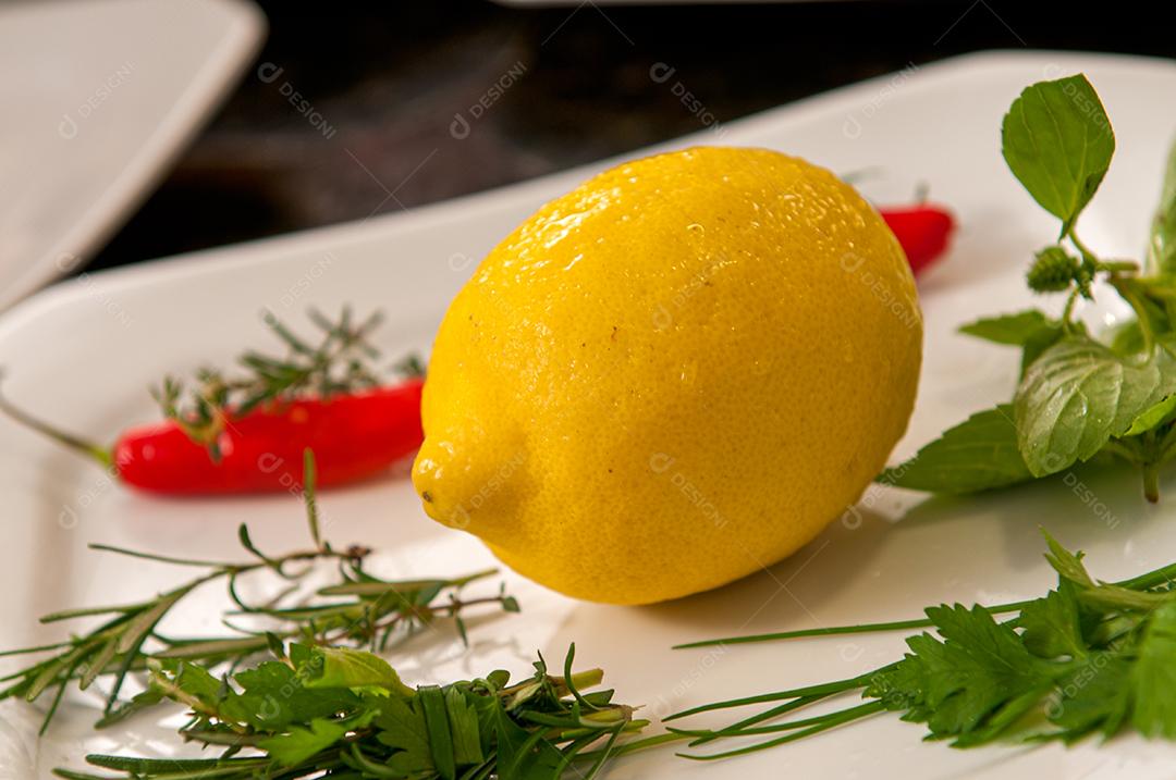 Pratos de alta cozinha sendo preparados pelo Chef