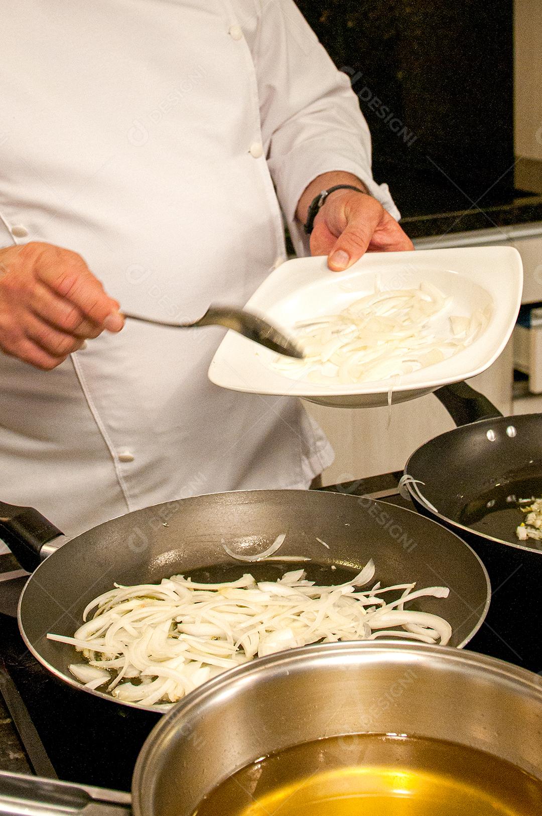 Pratos de alta cozinha sendo preparados pelo Chef