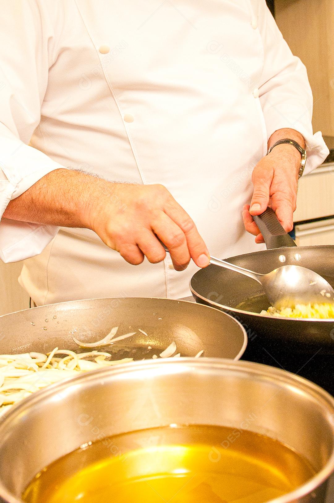 Pratos de alta cozinha sendo preparados pelo Chef