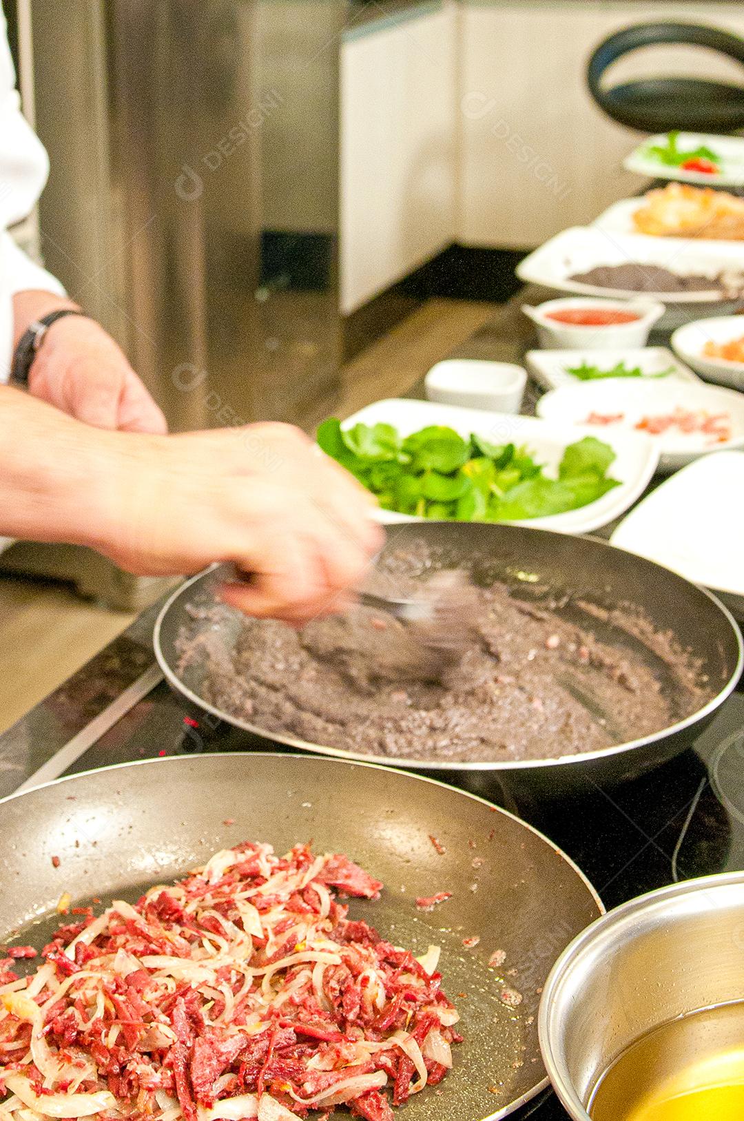 Pratos de alta cozinha sendo preparados pelo Chef