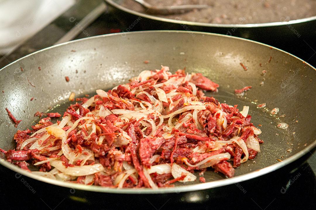 Pratos de alta cozinha sendo preparados pelo Chef