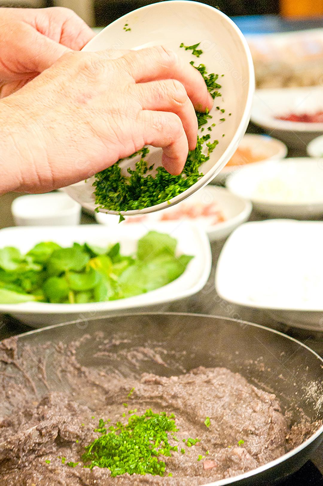 Pratos de alta cozinha sendo preparados pelo Chef.