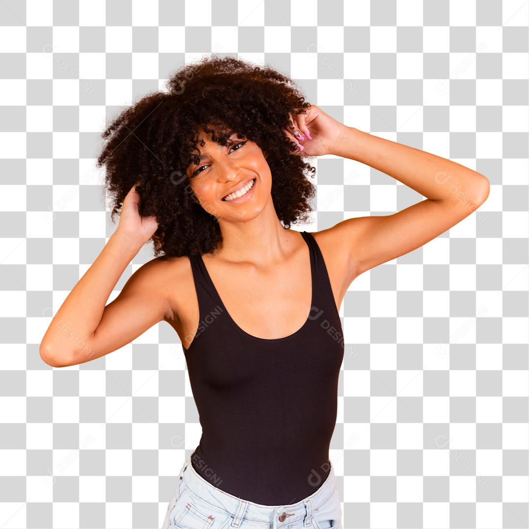 Garota jovem sorrindo com grande afro