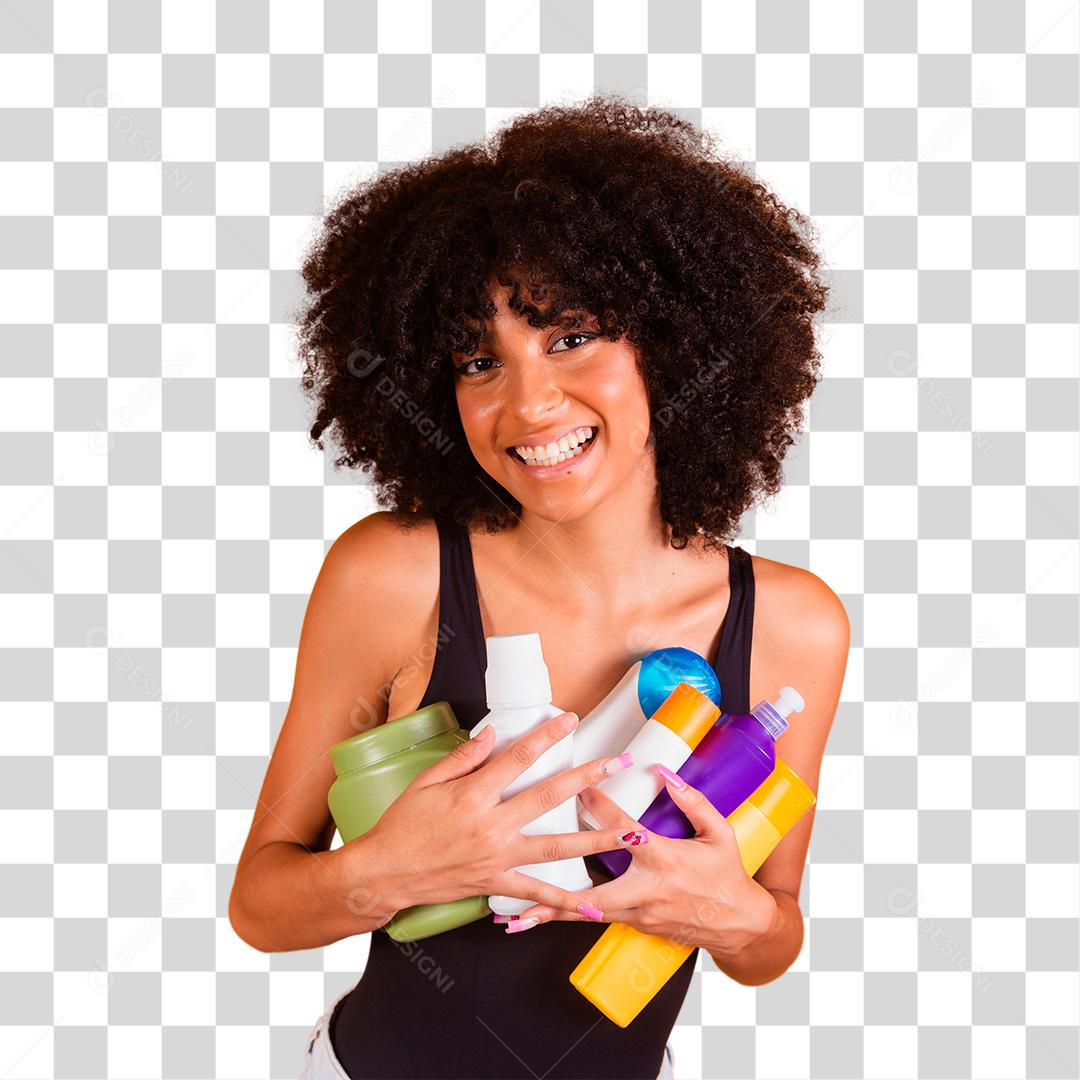 jovem afro segurando nas mãos um pacote de creme de cabelo