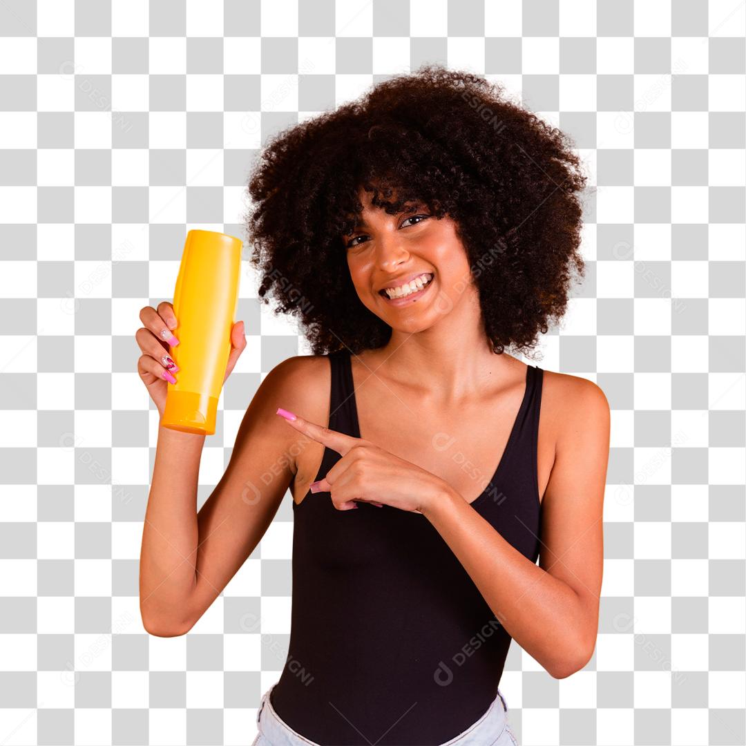 jovem afro segurando creme de cabelo