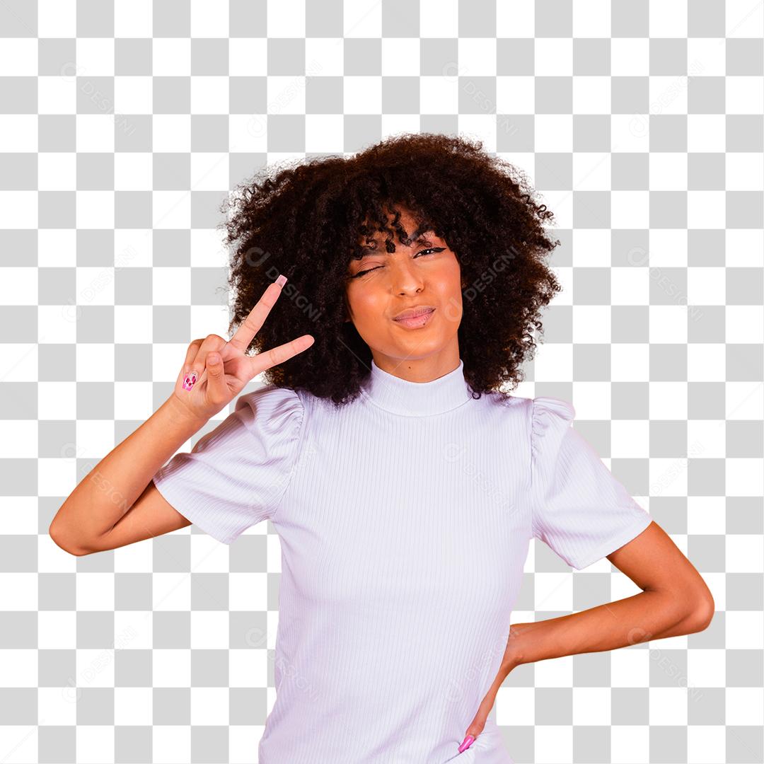 Mulher jovem vestindo camiseta casual e sorrindo