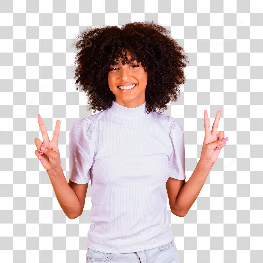 Mulher jovem vestindo camiseta casual em pé sorrindo