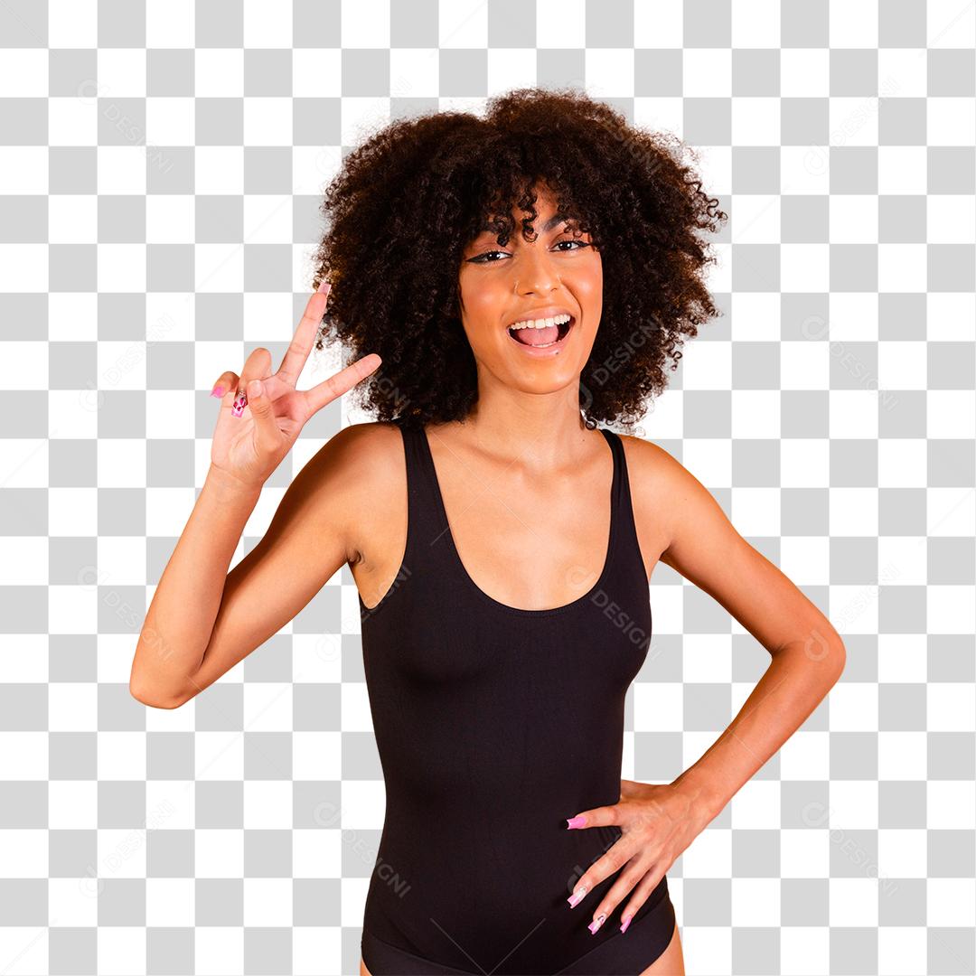 Mulher afro fazendo sinal de V com as mão com roupa de praia