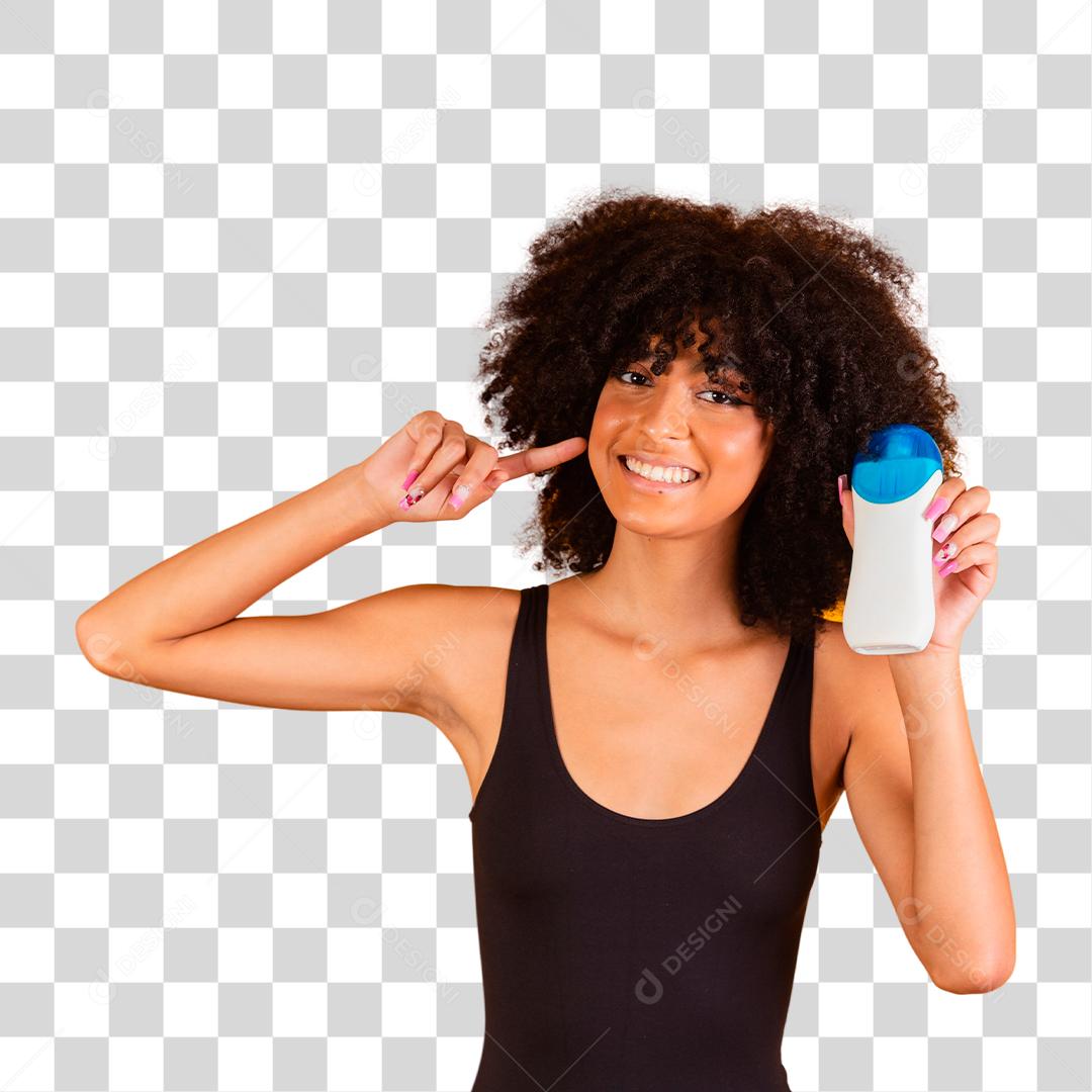 Mulher afro segurando um protetor solar na mão