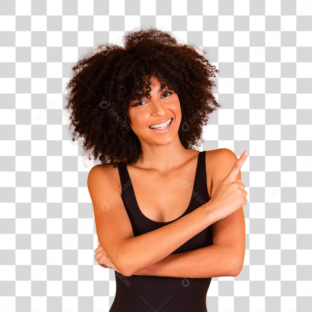 Mulher bonita com cabelo afro em traje de banho  apontando para o lado