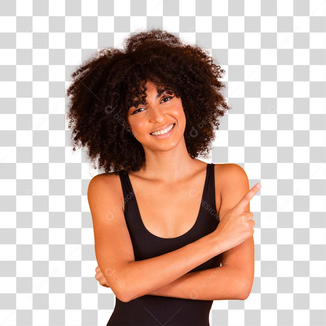 Mulher bonita com cabelo afro em traje apontando para o lado