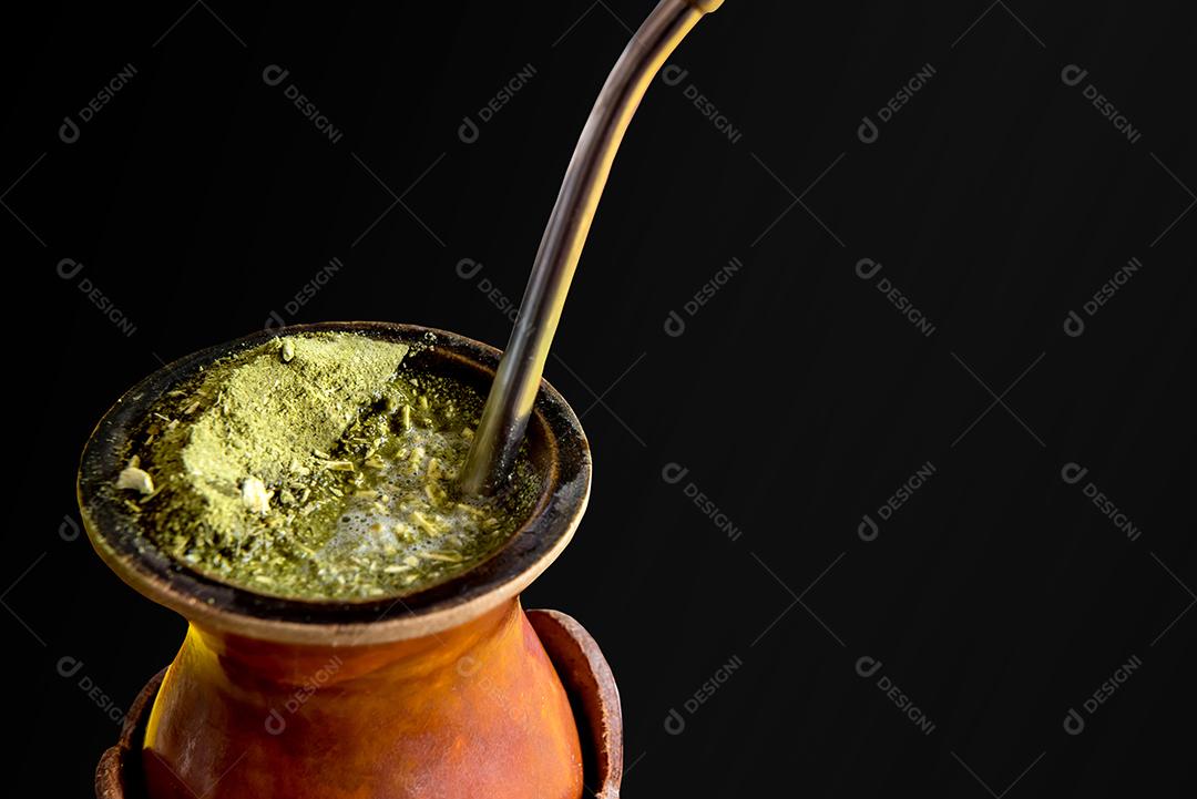 Yerba mate, chimarrao mate tee em fundo preto, Farroupilha