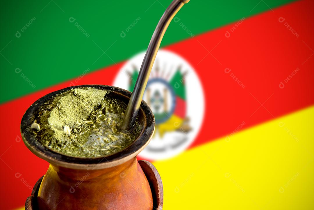 Yerba mate, chimarrao mate tee com fundo de bandeira do estado