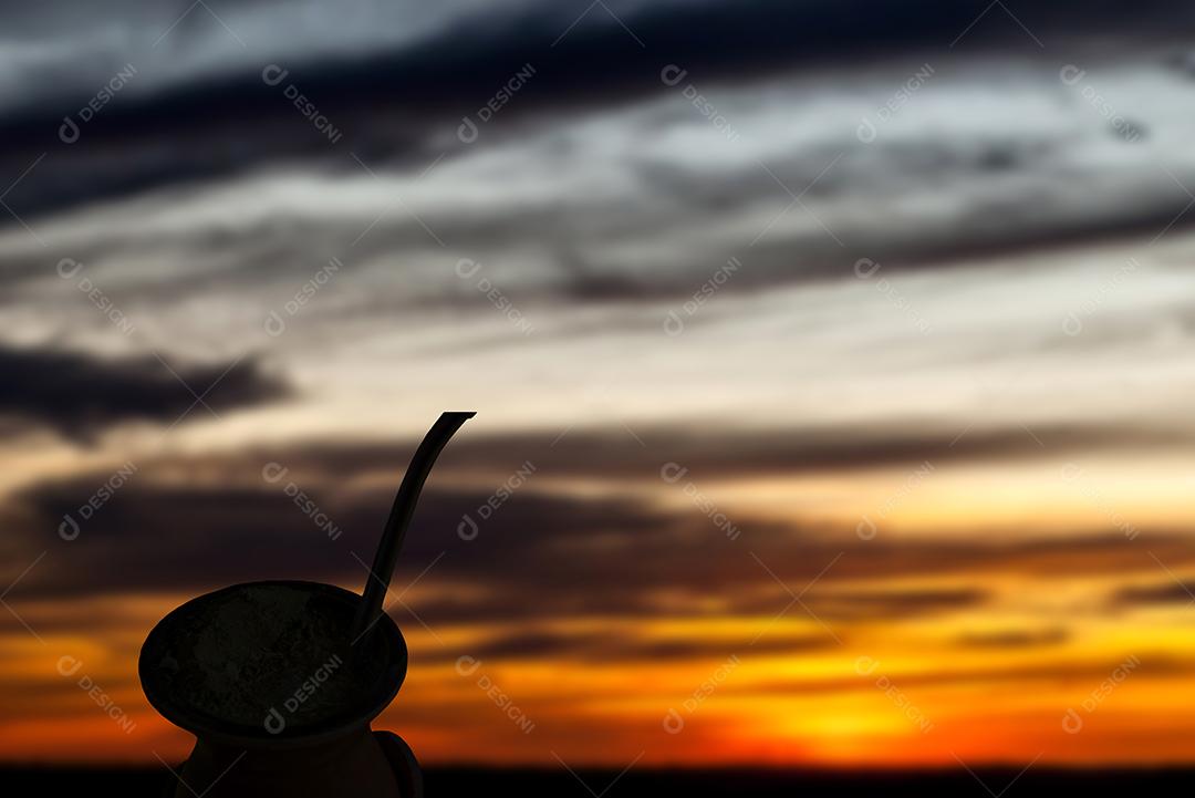 Yerba mate, silhueta de chimarrao mate tee no fundo do sol