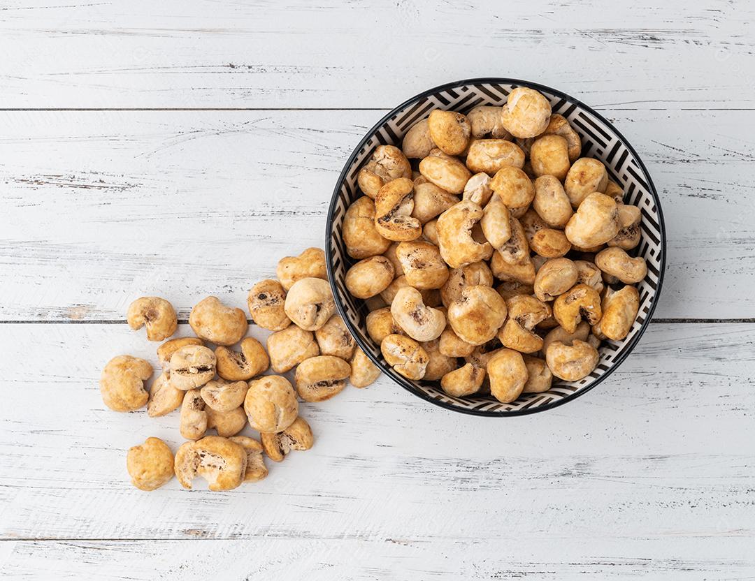 Canjica, canjica ou pipoca de milho branco, pipoca doce em uma tigela sobre a mesa de madeira.
