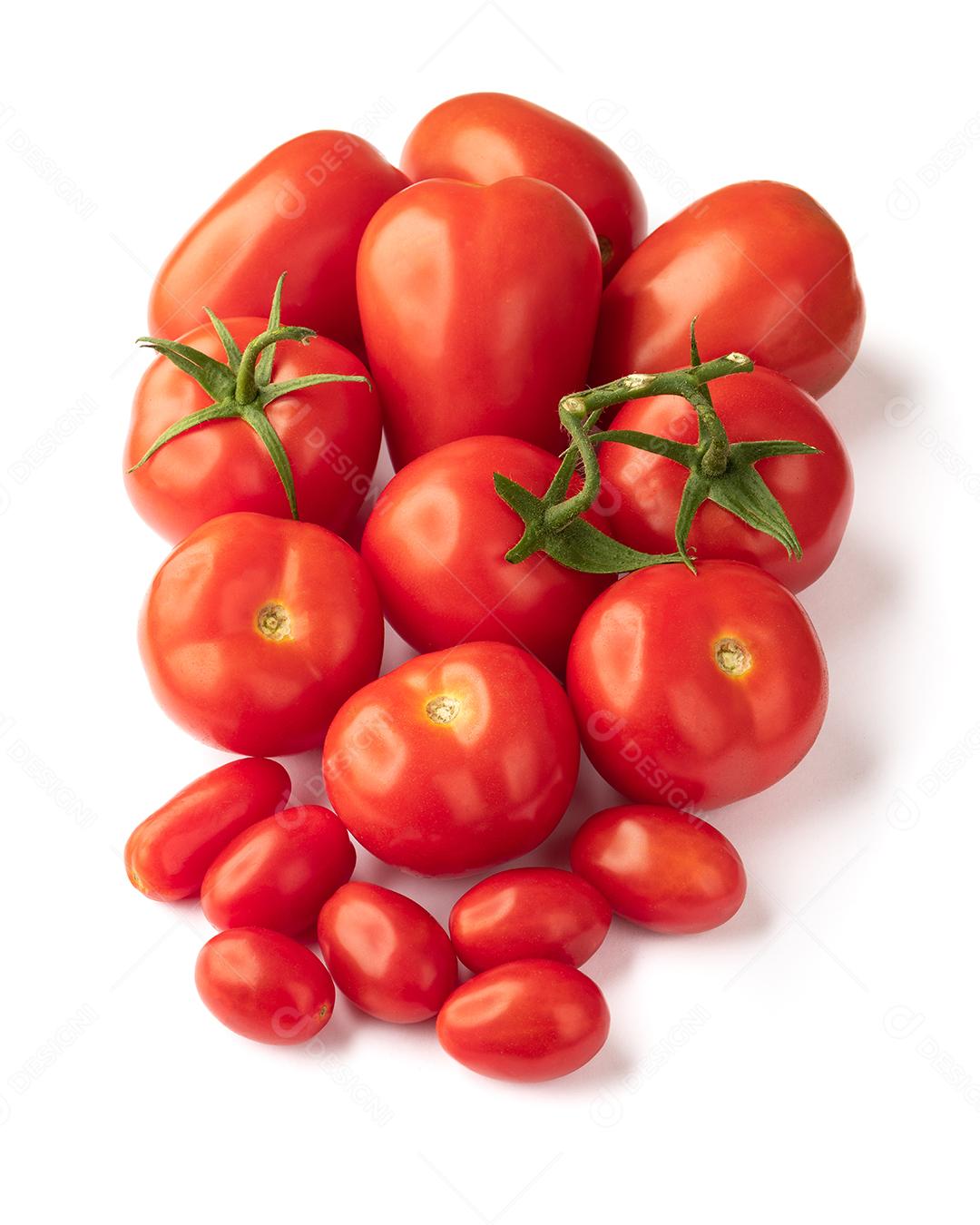 Um grupo de tomates variados isolados sobre fundo branco.
