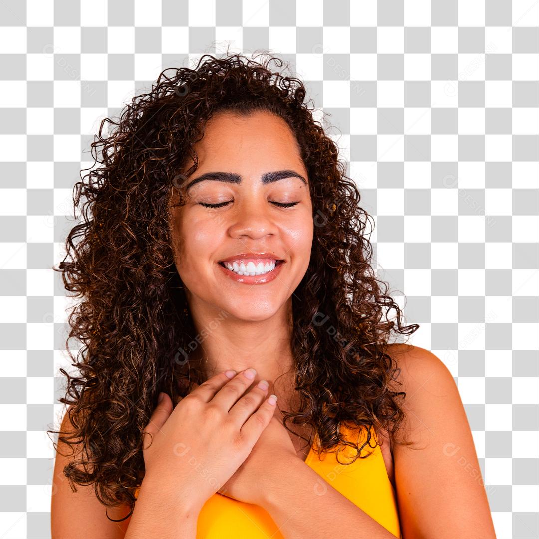 Linda mulher com seu cabelo encaracolado com a mão sobre o peito