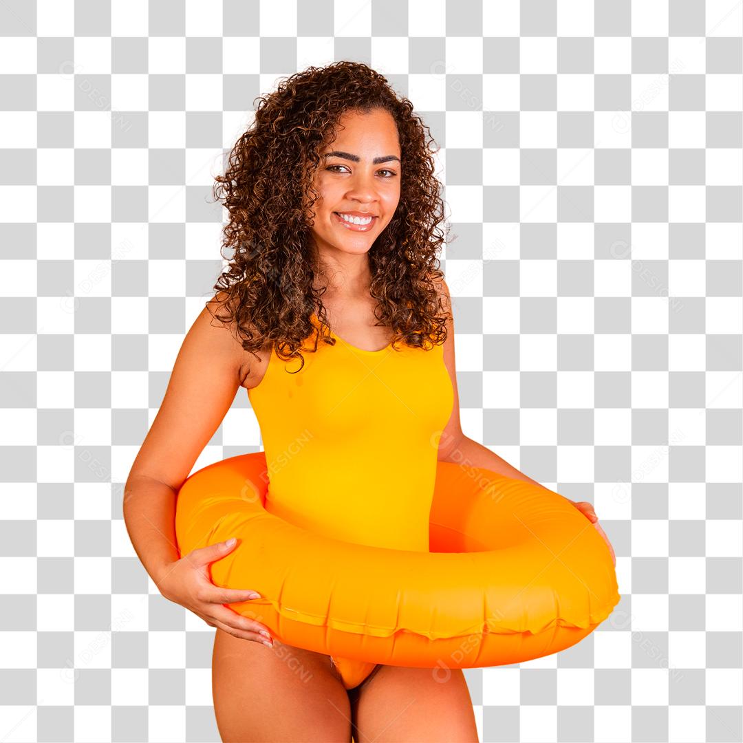 Jovem de maiô segurando boia laranja com cara de feliz