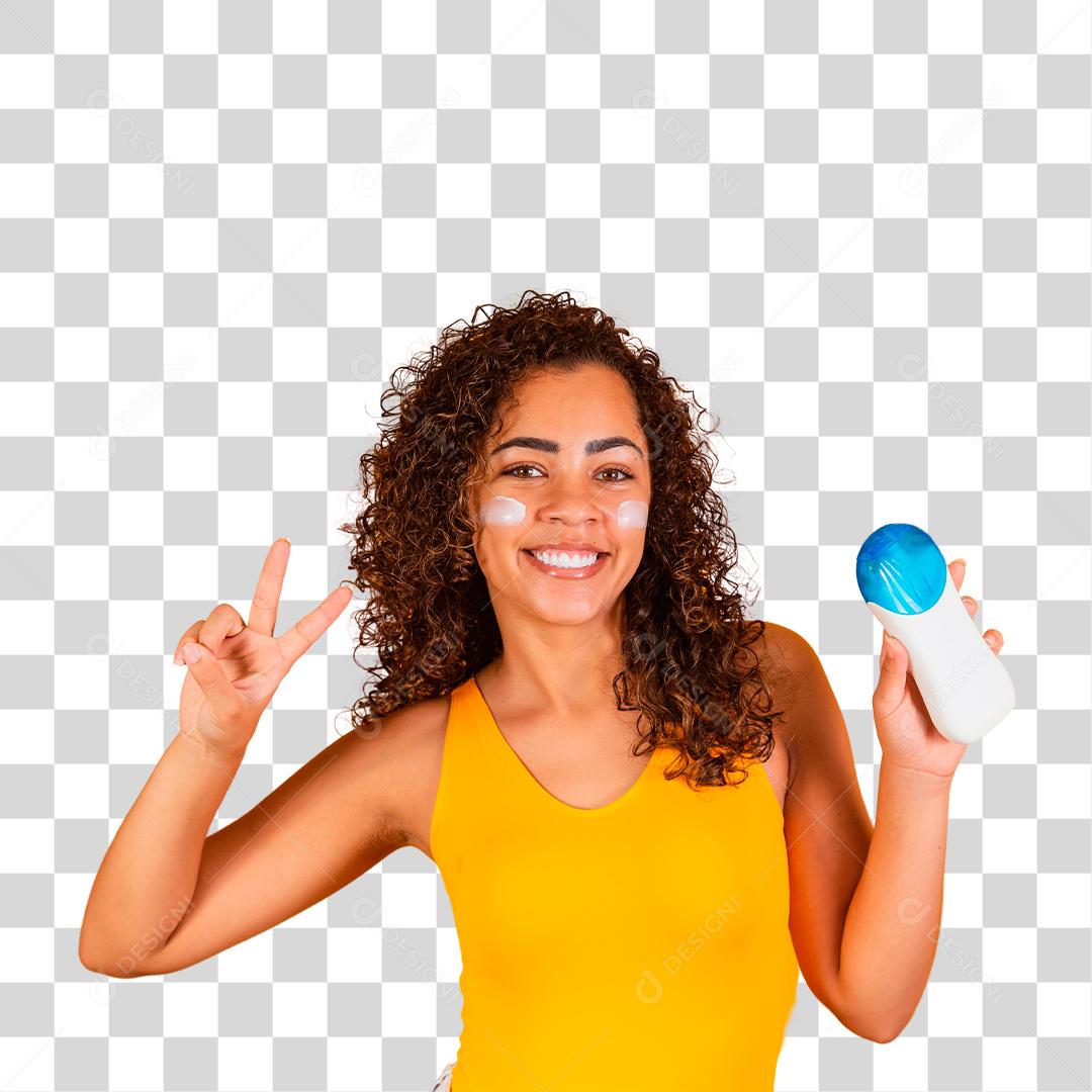 Jovem afro colocando protetor solar para proteger do solar