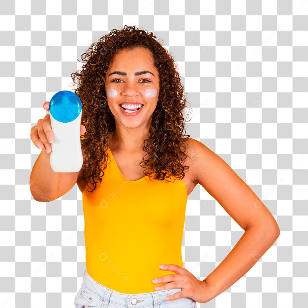 Jovem de maiô segurando um protetor solar